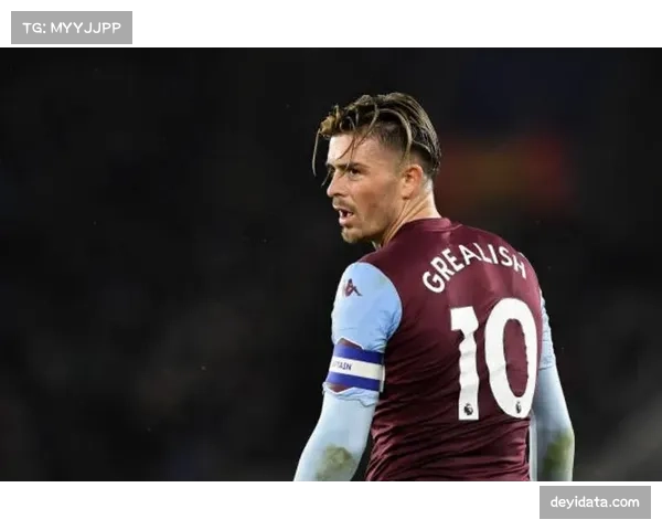 镜头捕捉:维拉公园球场,看台上一位小球迷为杰克-格雷利什的回归送上传奇之歌